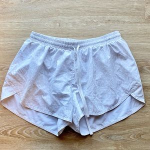 Old Navy women’s shorts in size medium. White and beige camo. Hardly worn.